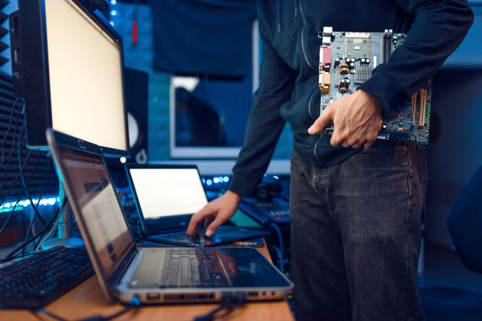 informatico-reparando-un-equipo-980x654